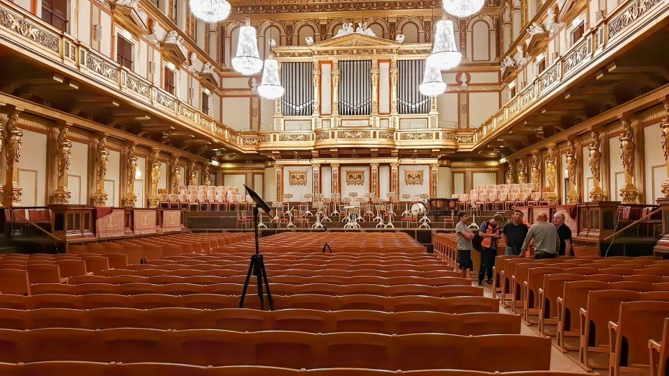 시스템 설치 17년 후인 2019년 오스트리아 콘서트홀 내부에서 소음과 진동을 측정하는 모습.