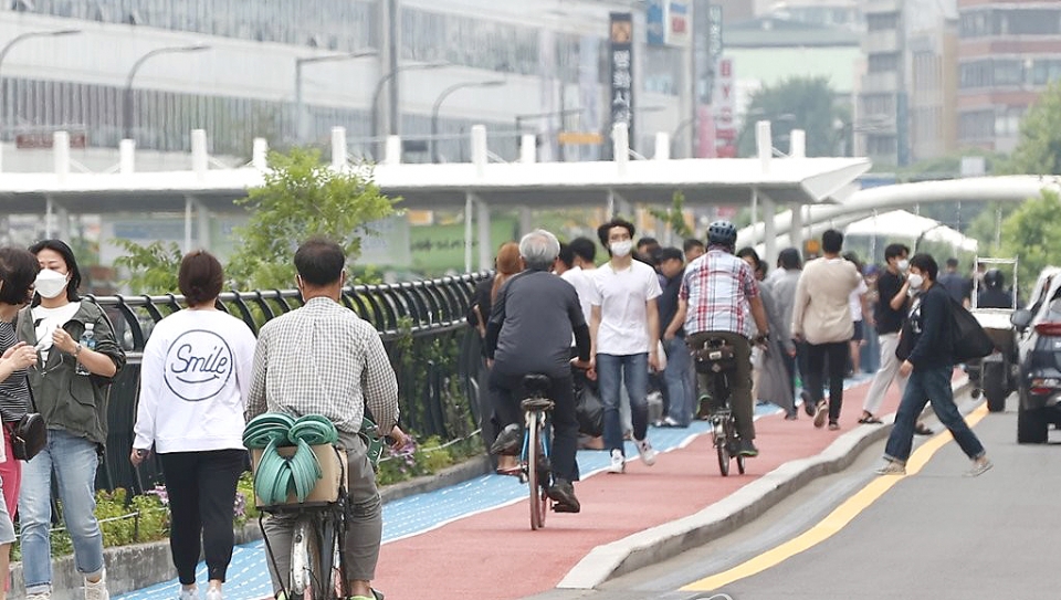 자전거와 보행자가 한데 뒤섞여 위험한 장면이 연출되고 있는 서울 시내 한 도로. 인도로 달리는 자전거로 인해 보행자가 부상을 당하는 사고가 지난해만도 125건이 발생했다. 자전거 전용도로를 확대해 보행자 안전을 확보해야 한다는 지적이다.