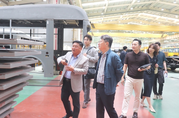 곽재선 KG모빌리티 회장이 지난 5일 경남 함양 에디슨모터스 공장을 방문해 생산 라인을 둘러보고 있다.
