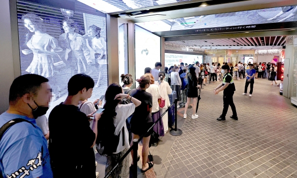 중국이 자국민의 한국 단체여행을 허용하기로 함에 따라 국내 여행·호텔·면세업계의 기대감이 고조되는 가운데 서울 시내 면세점에는 외국인 관광객들이 줄을 잇고 있다.