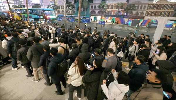 지난 4일 서울 명동에서 시민들이 퇴근을 위해 버스를 기다리고 있다.