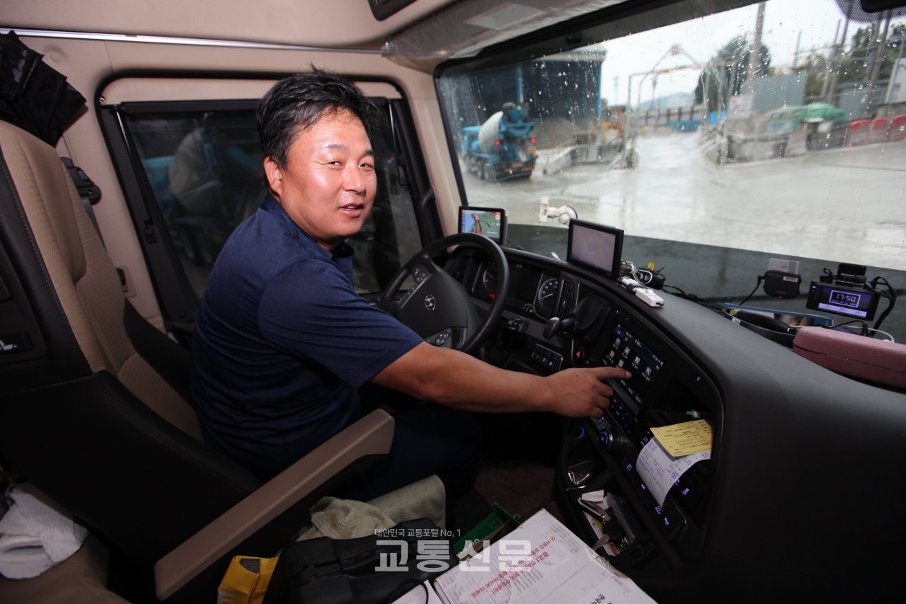 21일 만난 강우식씨가 자신의 차 운전석에서 블루링크 서비스를 작동시켜보이고 있다.