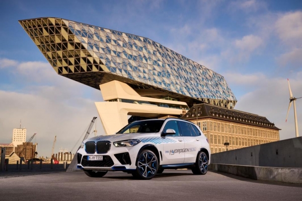 BMW의 첫 수소연료전지차 'iX5 하이드로젠 프로토타입'