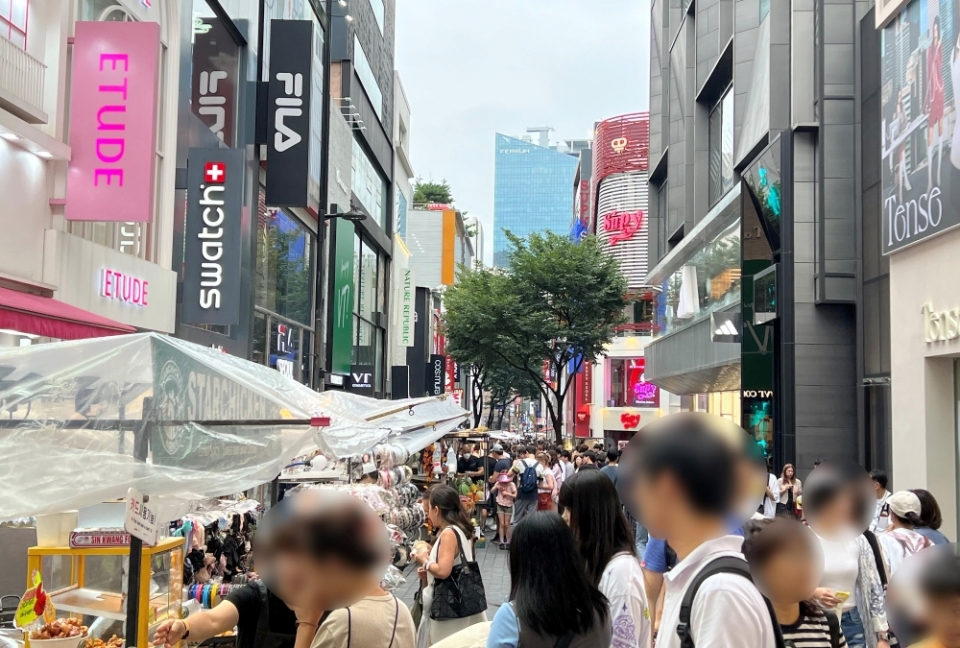 중국이 단체 관광을 허용하면서 다시 부상하고 있는 서울 명동거리. 이미 상권은 활기를 되찾고 있고, 관광객들의 발길이 이어지고 있다.