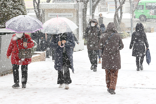 서울시가 겨울철 한파와 폭설에 대응, 겨울철 종합교통계획을 마련했다. 사진은 지난해 12월 21일 아침 출근길 폭설로 자동차 통행이 차질이 빚어지면서 시민들이 보도로 출근길에 나선 모습.