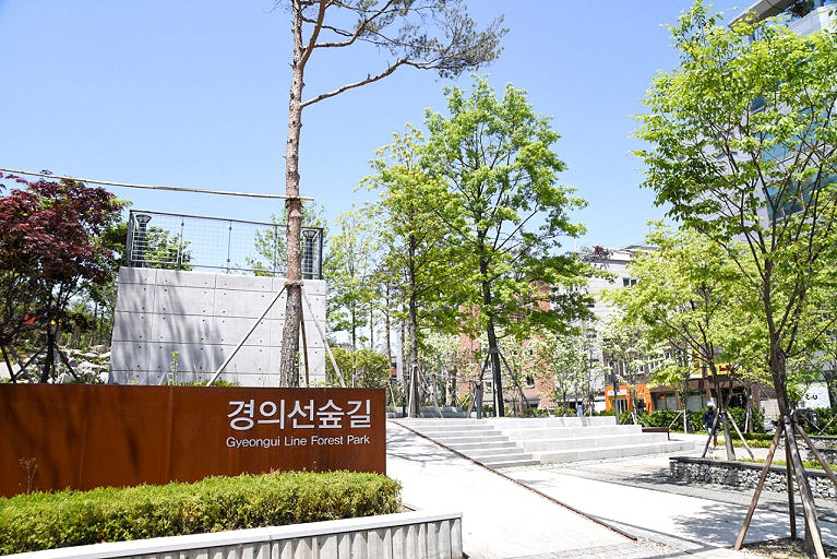 옛 경의선이 철거된 서울 마포구 구간에 조성된 경의선숲길은 대표적인 철도 부지상부 활용 사례로 꼽힌다.